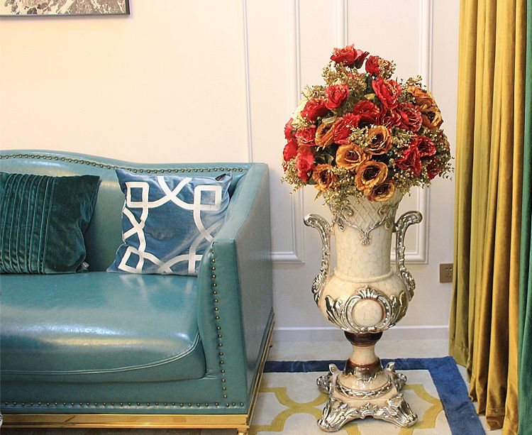 Bình hoa trang trí: Bình hoa trang trí là món đồ nội thất không thể thiếu để tăng thêm sự tinh tế và sang trọng cho phòng khách của bạn. Hãy tham khảo những mẫu bình hoa trang trí độc đáo với thiết kế tinh xảo, tạo điểm nhấn cho không gian sống của bạn!